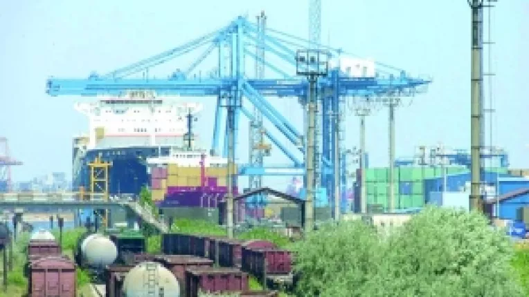 Acuzata ca induce in eroare societatile si construieste ilegal, conducerea Portului Constanta si-a pus in cap primarii din Agigea si Navodari