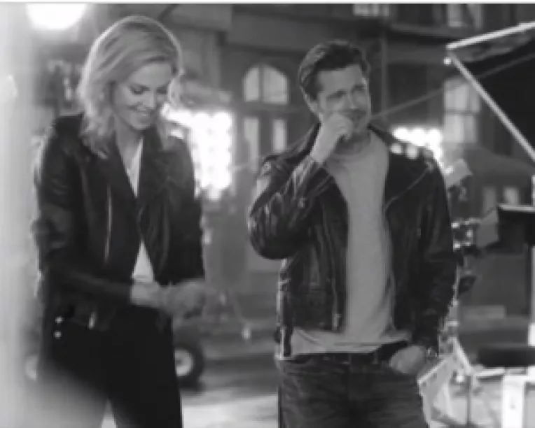 Brad Pitt o face sa rada pe Charlize Theron