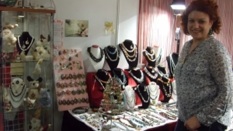 Carmen Gherghe: &quot;Perlele colorate si brosele de Craciun au mers bine la targul de la Sala Dalles!&quot;