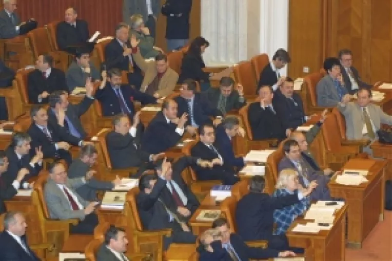 Cresterea pensiilor a cazut in Parlament.