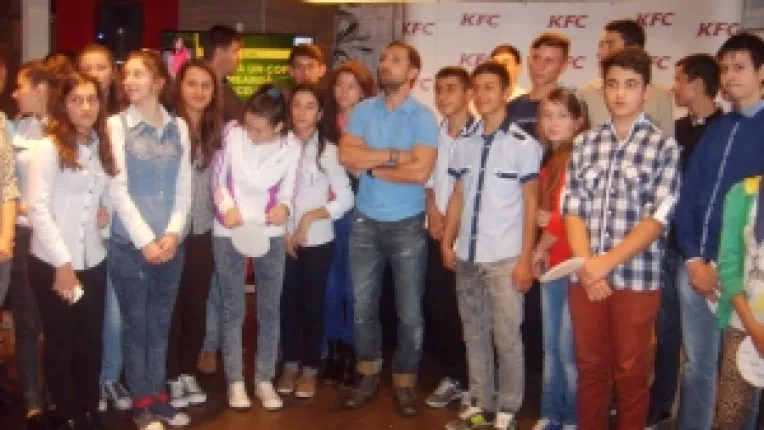 KFC si Pizza Hut sustin organizatia World Vision Romania prin campania "Vreau in clasa a IX-a"