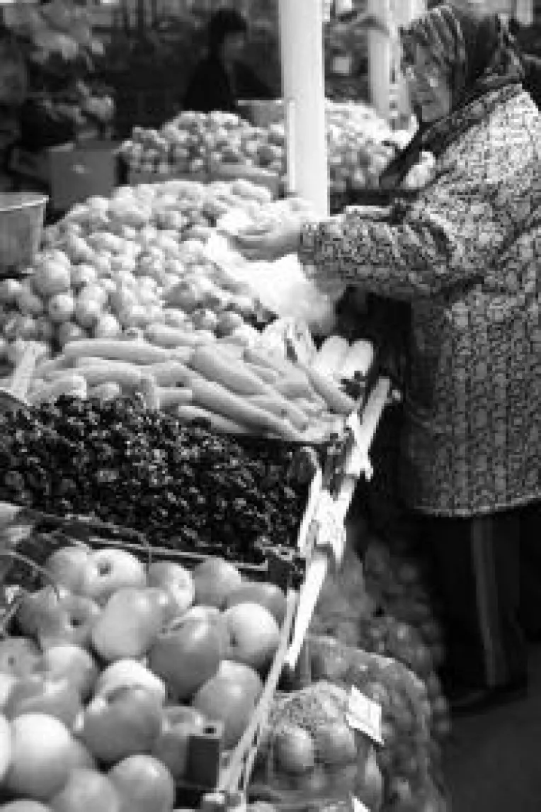 Marile magazine iau clientii comerciantilor din piete