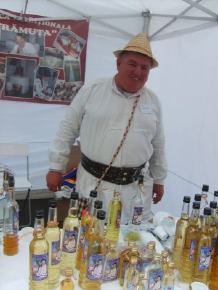 Palinca de mere, de prune si de gutui, la standul lui Florin Chise 