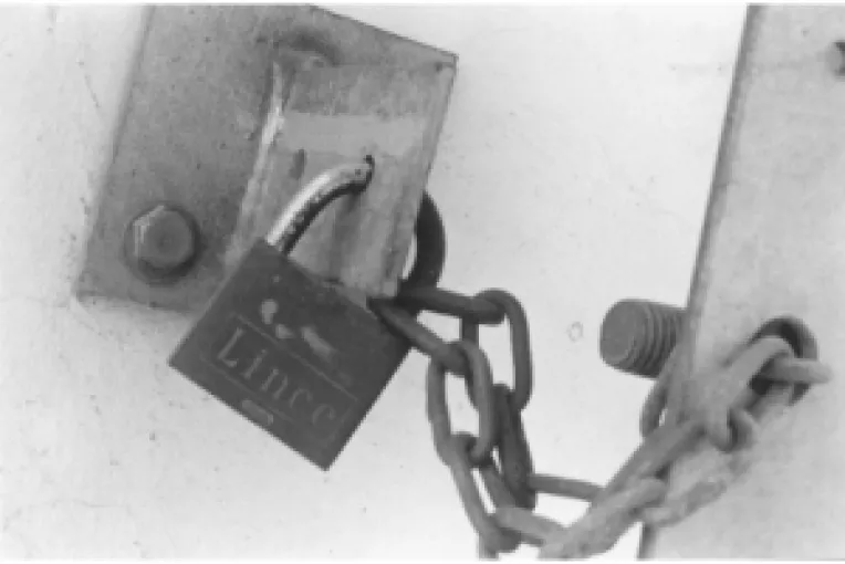 Romania 2010: 8 firme pe ora pun lacatul pe usa