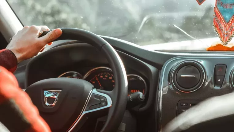 Tinerii ar putea obtine permisul de conducere de la 17 ani. Ce prevede proiectul