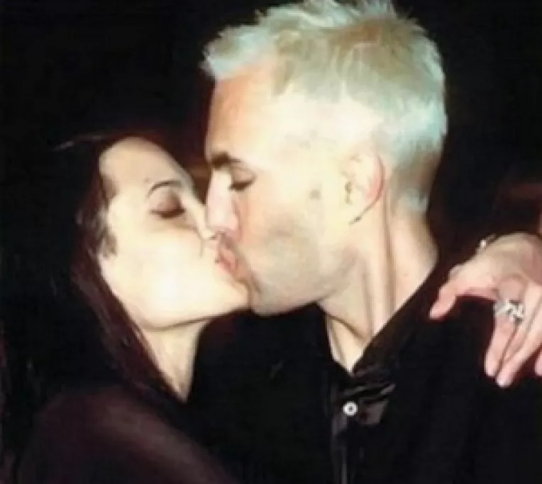 Un jurnalist de investigatii spune ca Angelina Jolie traia cu fratele ei